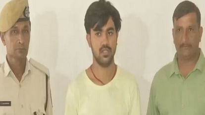 IPL 2024: धोनी की दीवानगी में तोड़ा सुरक्षा घेरा, अब कॉलेज छात्र को पुलिस ने किया गिरफ्तार, जानें मामला College student enters ground to meet Dhoni during GT vs CSK match in Ahmedabad, arrested IPL 2024
