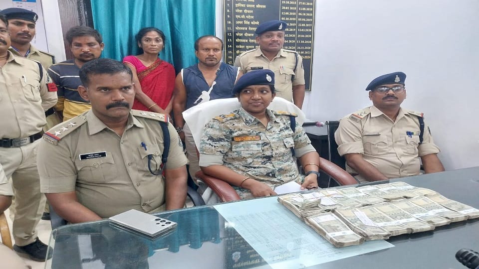 पुलिस की गिरफ्त में आरोपी