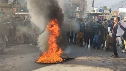 Protest: पीओके में लोगों ने मांगा अपना हक तो मिले आंसू गैस के गोले, जनजीवन और कारोबार ठप; भारत से मांगी मदद Pakistan: Cop lynched civilians killed in Violent protests rock Pakistan-occupied Kashmir over heavy taxation