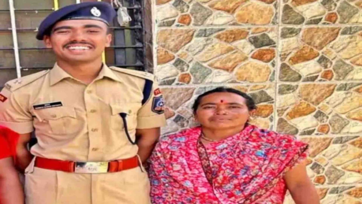 Mother's Day Special: Mother carried a burden of 100 kg on her back to make her son an IPS.