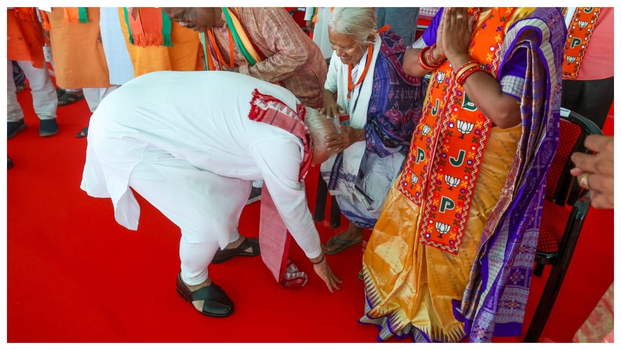 In Odisha, PM Narendra Modi met two elderly women and took their blessings