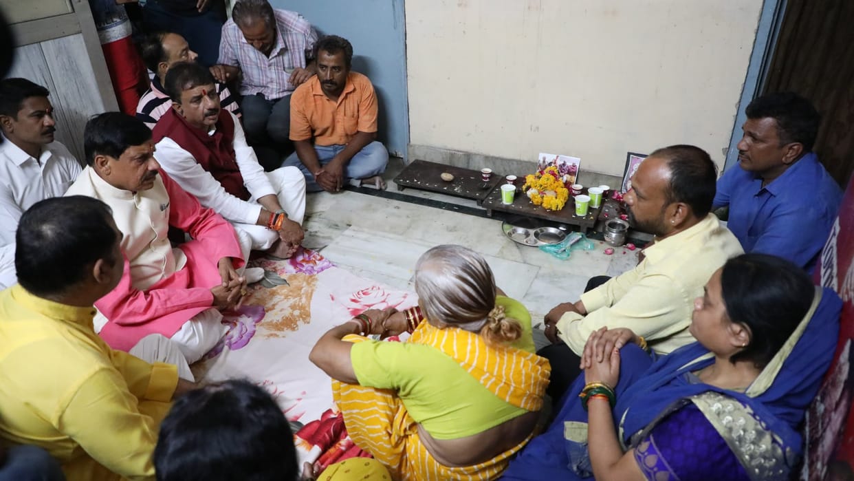 CM met the families of those killed in Sehore road accident