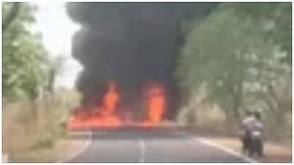 Damoh News: Electricity cable trolley caught fire on Rahli Jabalpur State Highway, trolley burnt to ashes