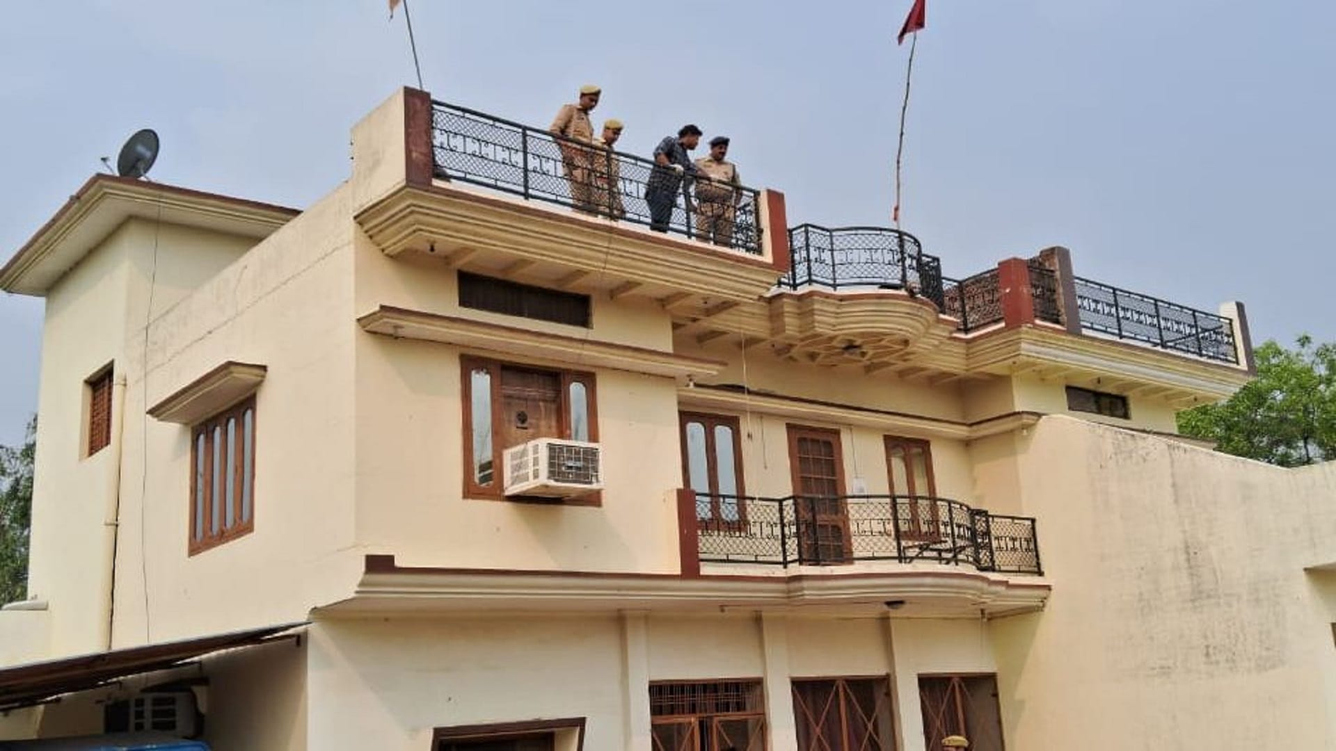 Sitapur Murder Case Ajit killed family of younger brother Anurag police considered murder as suicide