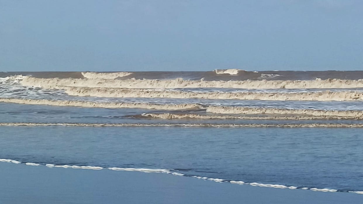 Seven people of same family swept away in sea at Dandi beach three rescued four search in gujarat