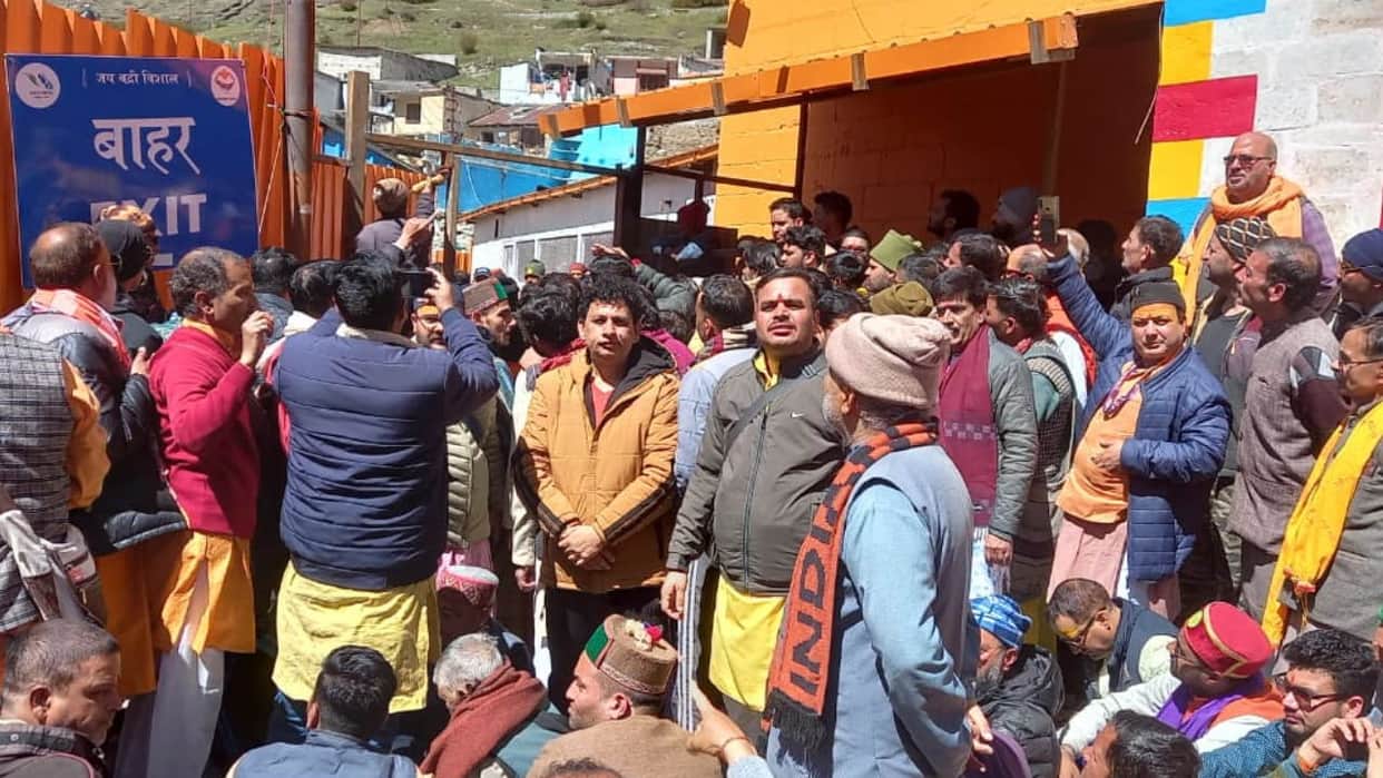 Badrinath Dham Panda community Tirth Purohit and local people opposed the VIP system in Dham