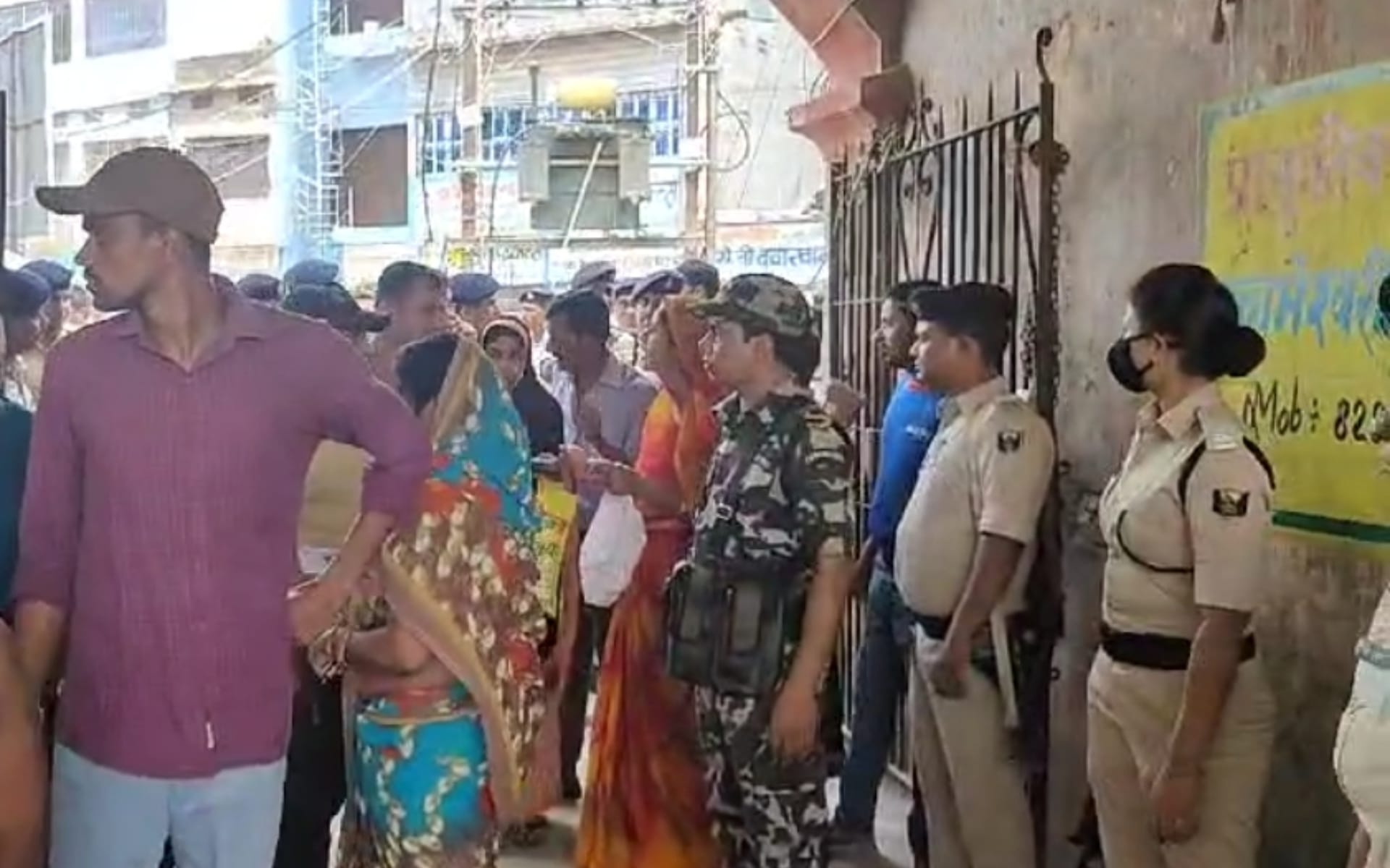 मौके पर पहुंची पुलिस।