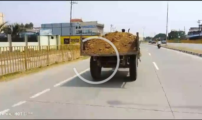Brick theft from the helipad built for the meeting of former Chief Minister Akhilesh Yadav