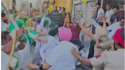 Punjab: बरनाला में किसानों और व्यापारियों के बीच तीखी झड़प, किसानों ने व्यापारियों पर लाठियां बरसाई Punjab: Heated clash between farmers and traders in Barnala