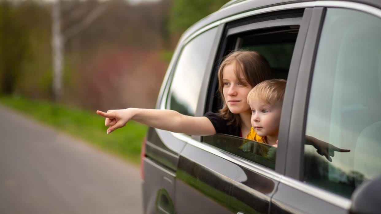 car drive with child safety measures precautions to prevent road accident