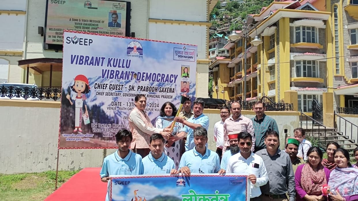 cs prabodh saxena gave message of voting by lighting the torch of democracy in Kullu