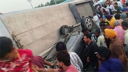 Punjab: जीटी रोड पर एलपीजी टेंकर, सरकारी बस व कार में हुई टक्कर Punjab: LPG tanker, government bus and car collide on GT Road