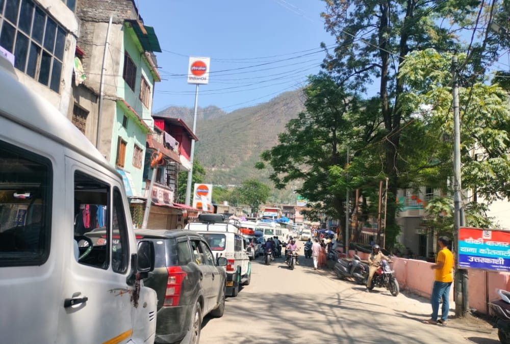 Chardham Yatra 2024 Yamunotri and Gangotri Highway Traffic jam And Pilgrims Protest ruckus for gate System