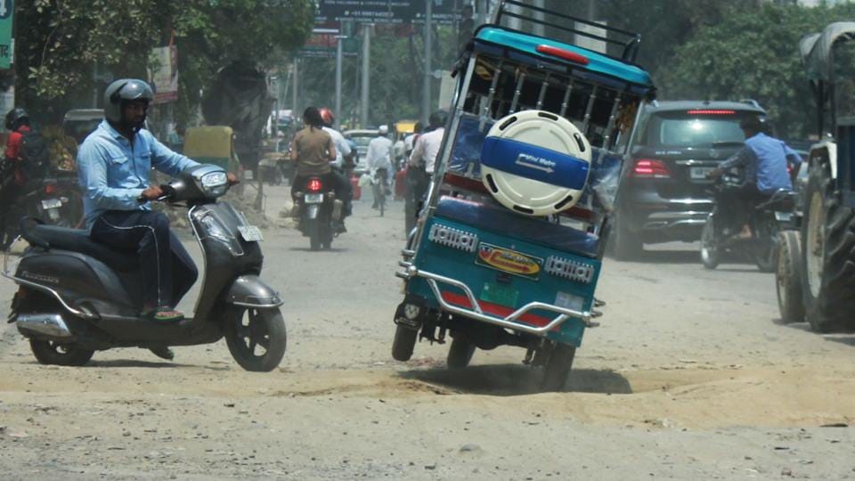 Moradabad: Dust, pits and jams... now common on Kanth Road, DM said - get the road prepared soon
