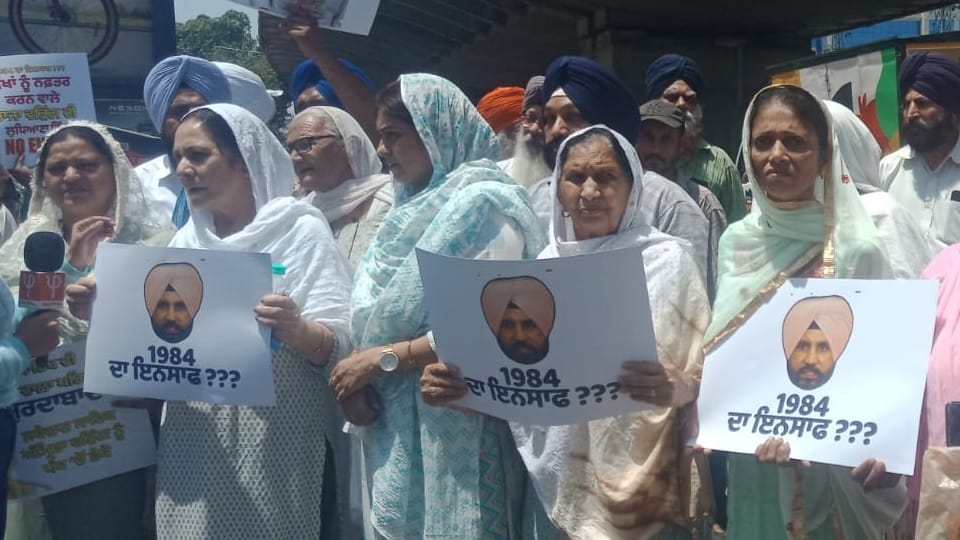 1984 Riot victims protest against amarinder singh raja warring in Ludhiana
