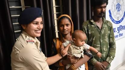 मां की गोद में मासूम