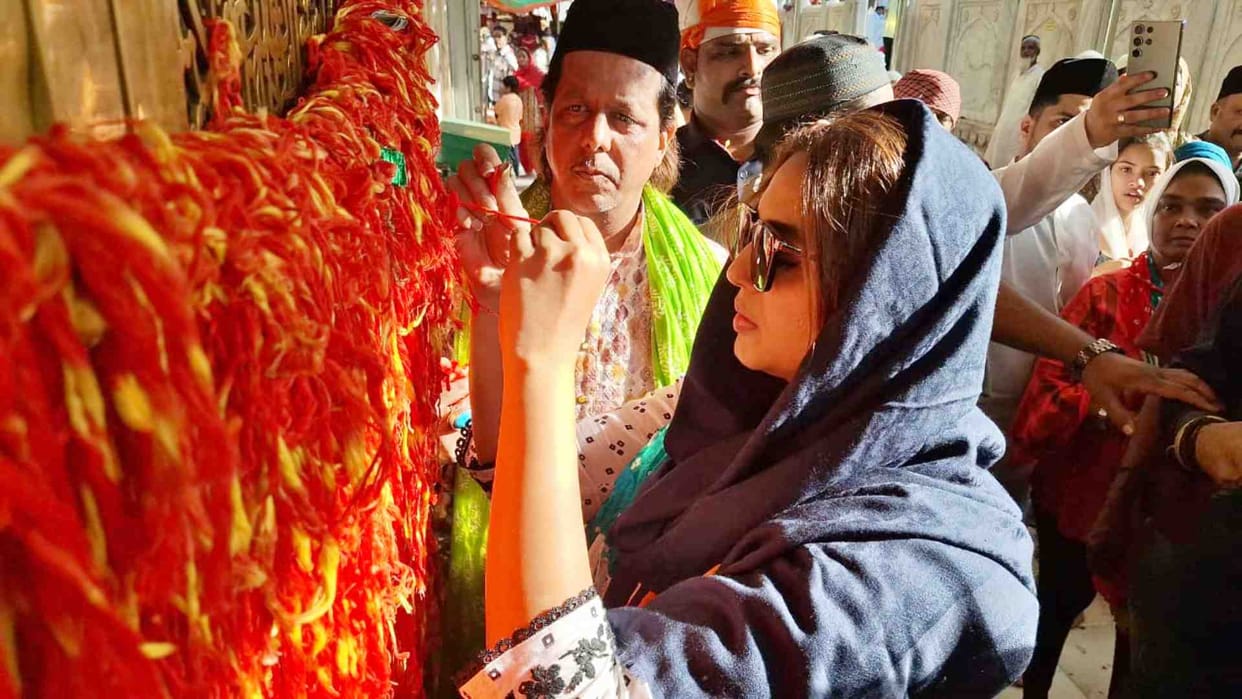 Ajmer News: Huma Qureshi attended the Dargah of Khwaja Garib Nawaz