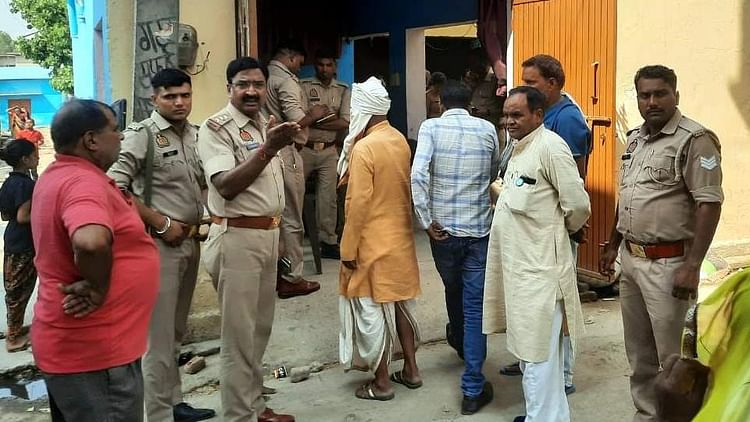 UP: पुलिस अंकल पापा ने मम्मी को मार दिया.. थाने में यह सुन अफसर रह गए हैरान, घर पहुंचे तो मिली विवाहिता की लाश