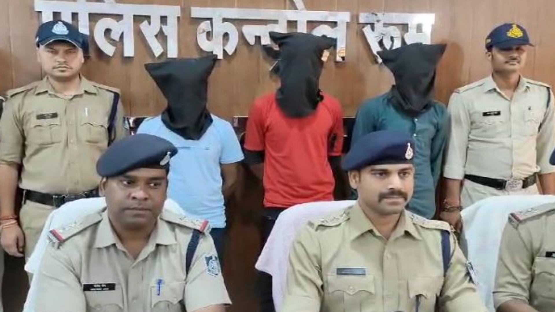 पुलिस और गिरफ्तार आरोपी