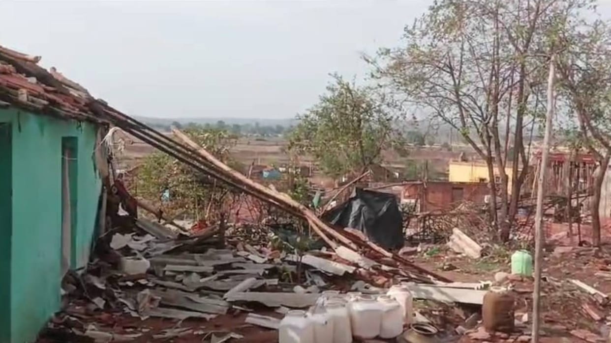 Damoh News Roof of house collapsed due to lightning in Taradehi two children injured