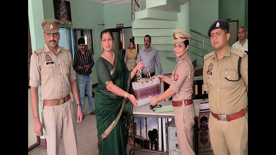 Tourism police found a bag full of jewelery in three months Pune tourists forgotten it in auto