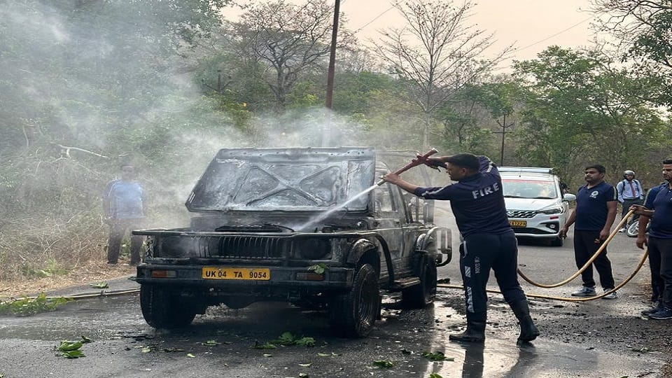 fire broke out in a moving gypsy in ramnagar