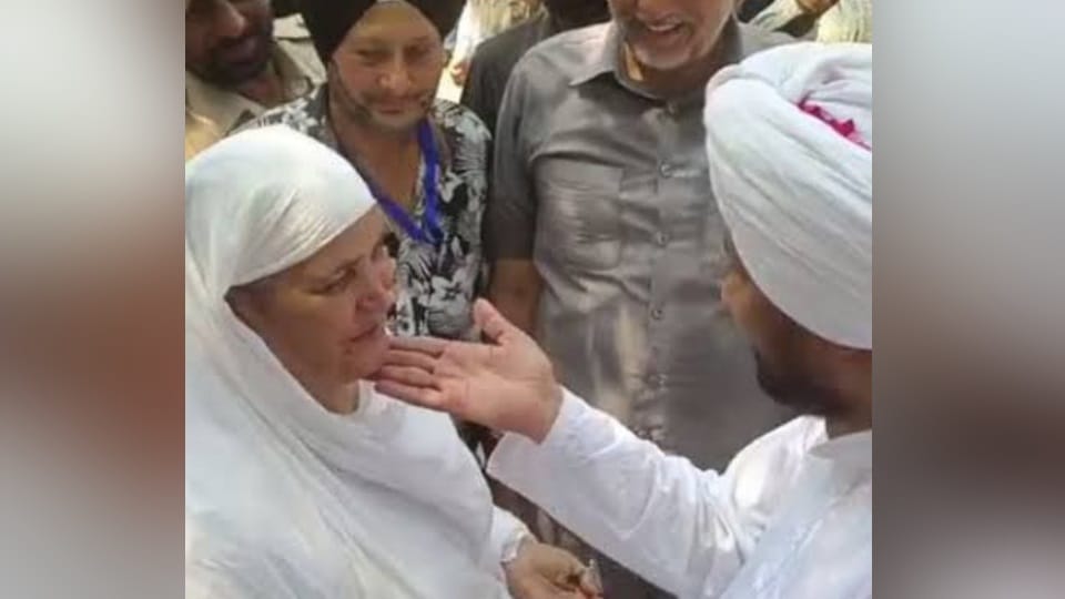 Women Commission gives notice to charanjit channi in touching chin of Akali Dal leader Bibi Jagir Kaur
