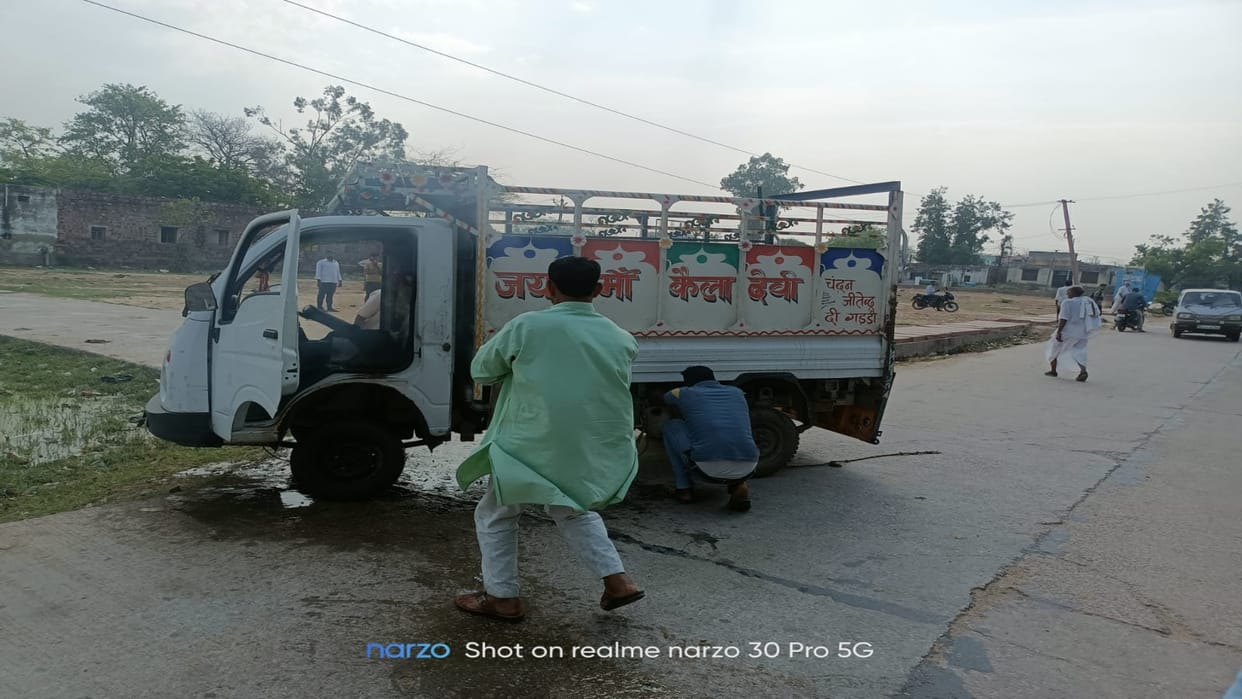 Bharatpur News: Fire broke out in a moving pickup due to short circuit, warning from passersby saved lives