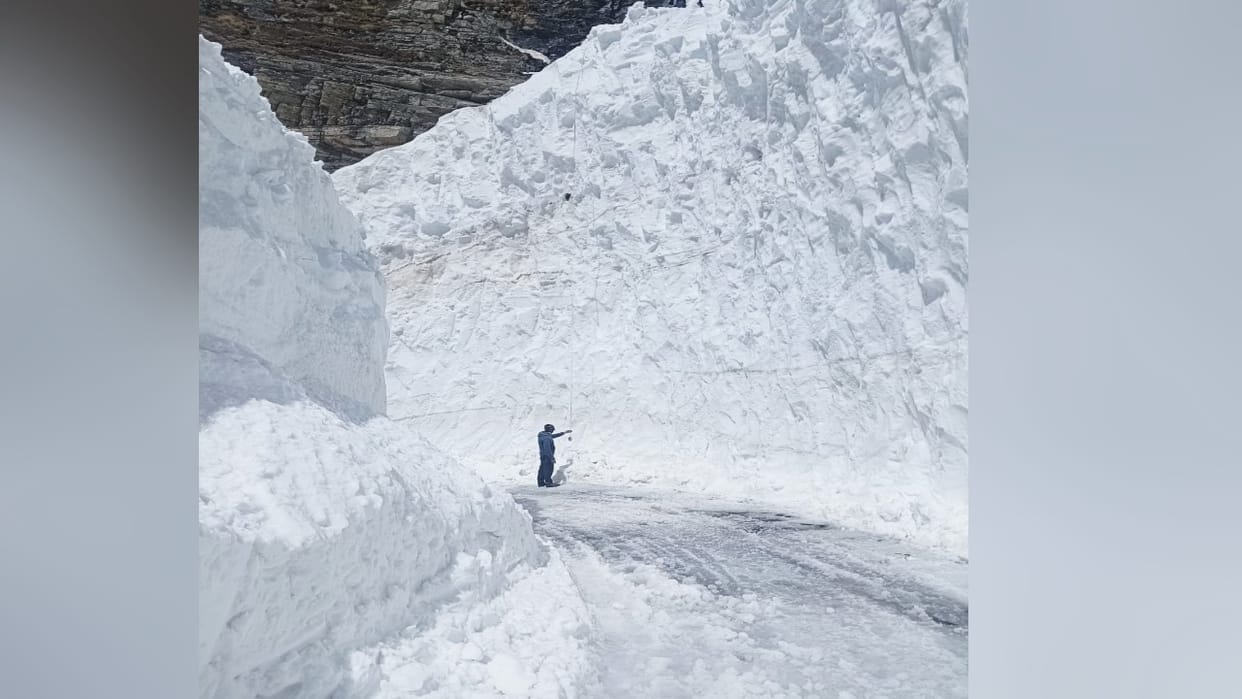 BRO cuts 55 feet high iceberg, tourists' favorite Rohtang Pass is a few steps away