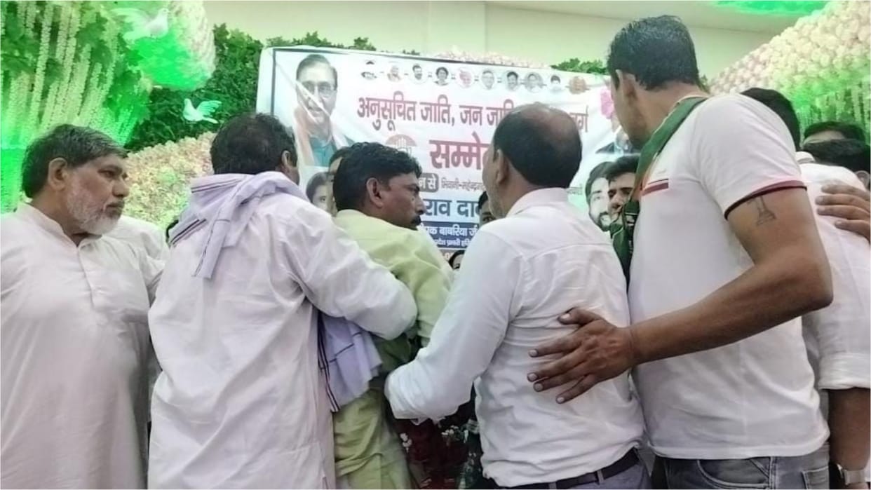 Workers clashed with each other in front of state Congress in-charge
