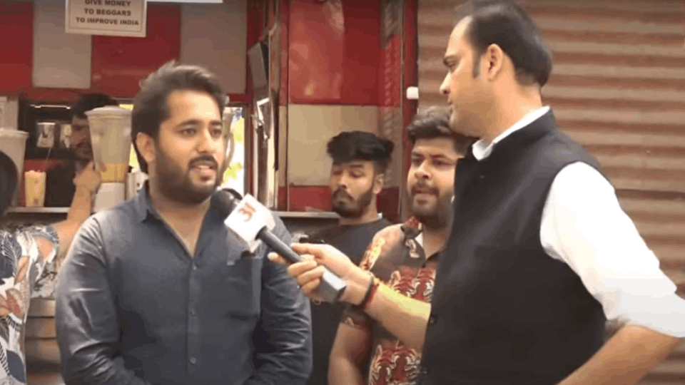 Amar Ujala election chariot Satta Ka Sangram interacted with youth in laxmi nagar