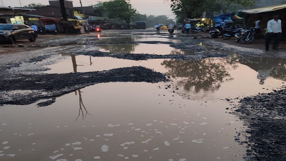 Potholes became ponds in National Highway difficult to travel in Balrampur Ramanujganj
