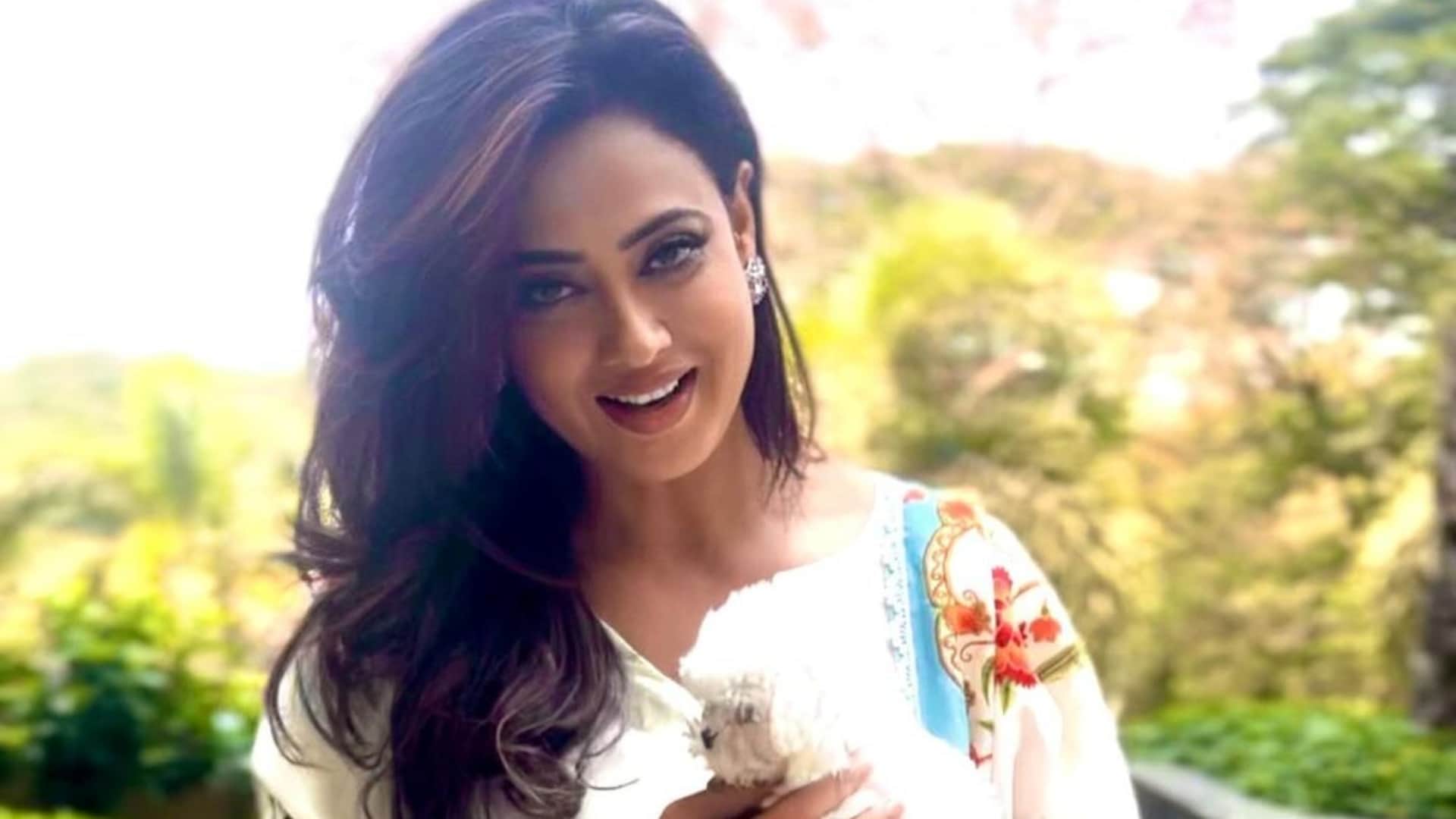 Shweta Tiwari gave a reasoning to why TV actors sleep with heavy makeup along with her views