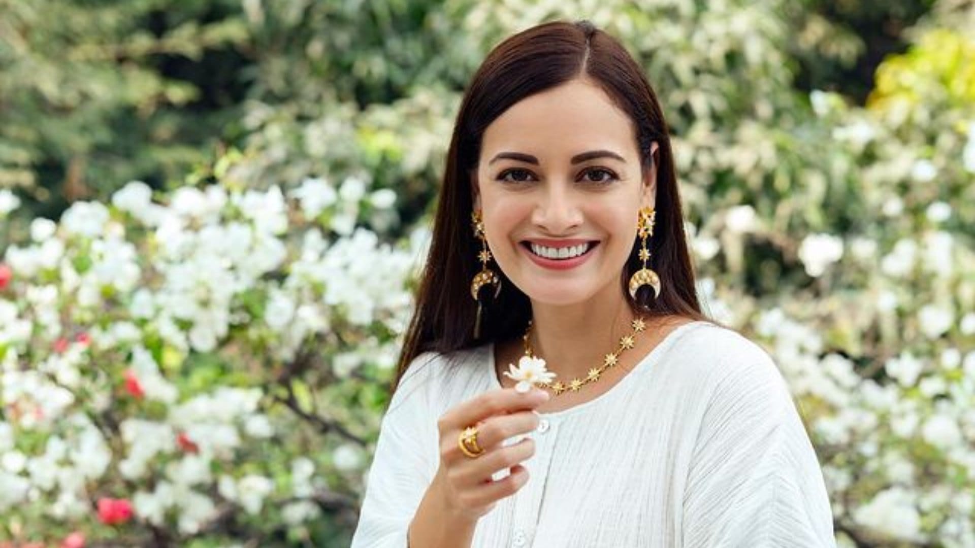 Dia mirza birthday special bollywood celebrities wish her kareena kapoor khan shilpa shetty ananya panday