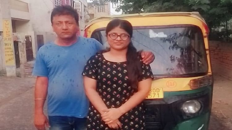 Auto Drivers Happiness Knew No Bounds After Seeing His Daughter Cbse