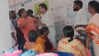 Viral Video: वाईएसआर सीपी विधायक ने मतदाता को मारा थप्पड़, पीड़ित ने भी तमाचा मारा तो टूट पड़े सहयोगी YSRCP MLA A Sivakumar attacks a voter in Tenali attempt to jump line Andhra Pradesh Viral Video