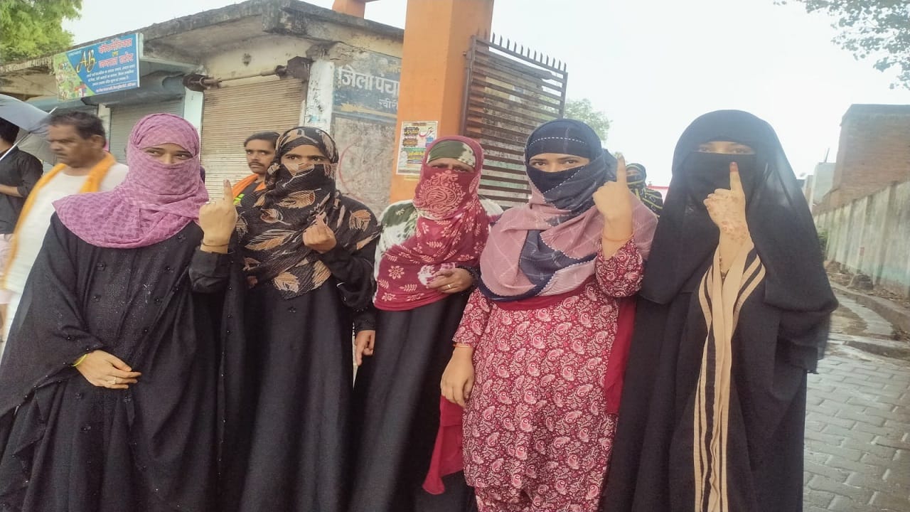 lok sabha election 2024 Voting amid rain in Kheri and Dhaurahra seats