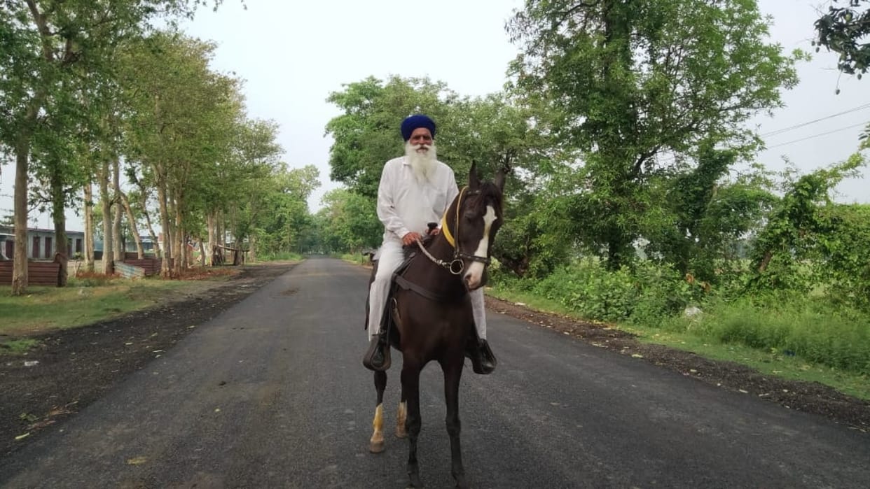 lok sabha election 71 year old voter came to vote riding on horse in lakhimpur kher