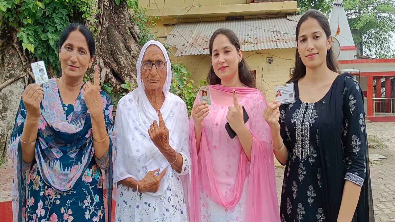 lok sabha election 71 year old voter came to vote riding on horse in lakhimpur kher