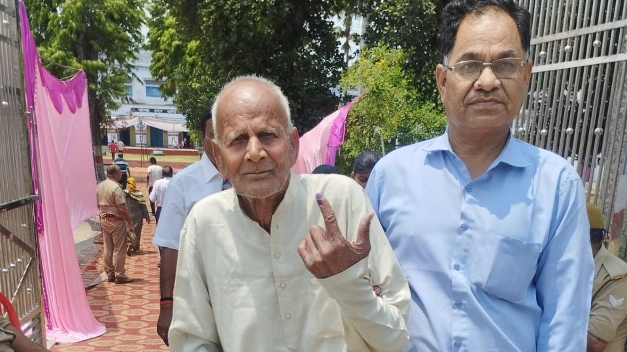 lok sabha election 71 year old voter came to vote riding on horse in lakhimpur kher