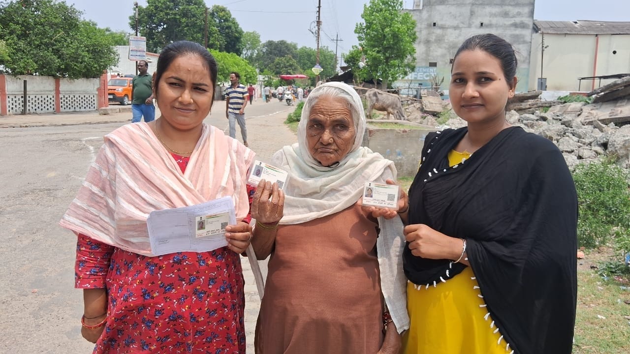 lok sabha election 71 year old voter came to vote riding on horse in lakhimpur kher