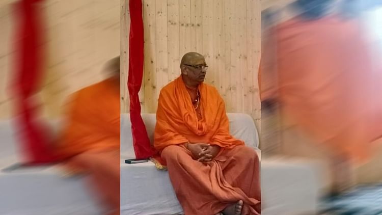 Swami Pragyananand Claims That He Is The Shankaracharya Of Jyotish ...