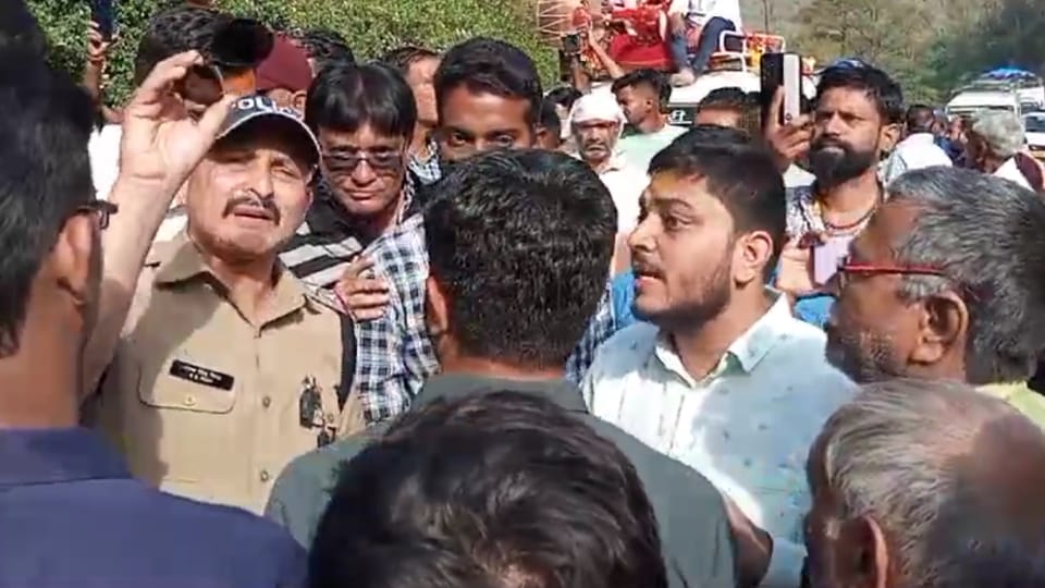 Chardham Yatra 2024 Yamunotri and Gangotri Highway Traffic jam And Pilgrims Protest ruckus for gate System