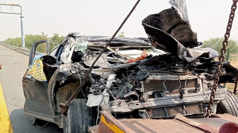 Car collides with bundle of nets on Agra-Lucknow Expressway woman and innocent girl killed