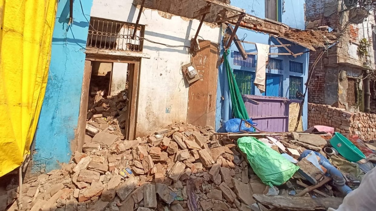 roof of house collapsed in Varanasi creating panic among people