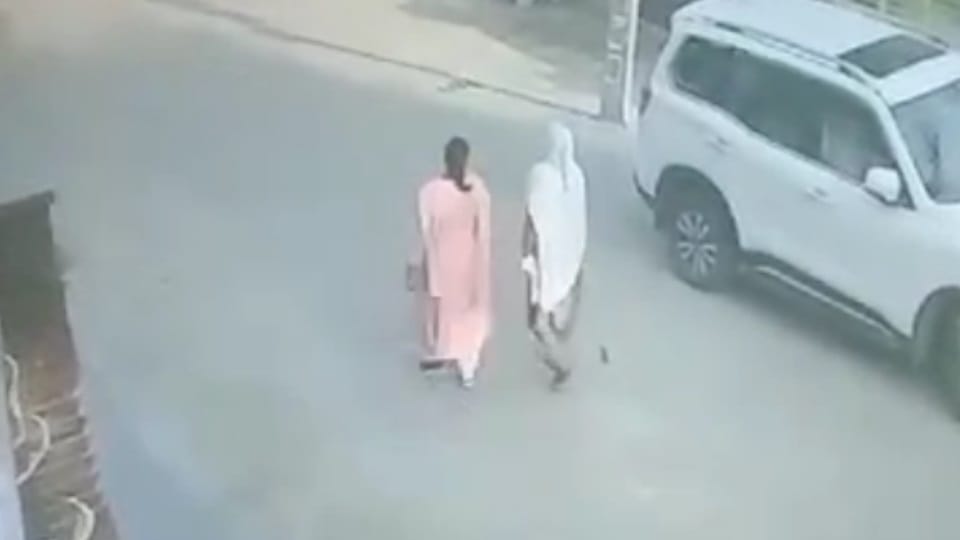 Chain Snatching from woman in Fatehabad