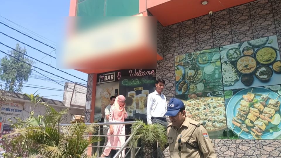 Roorkee News Love couple caught in BJP leader hotel Bhim Army workers arrived, huge uproar