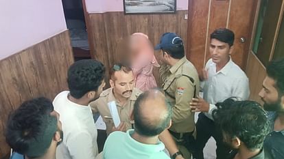 Roorkee News Love couple caught in BJP leader hotel Bhim Army workers arrived, huge uproar