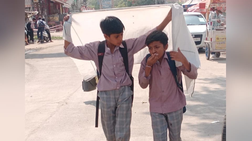 गर्मी के बीच जाते बच्चे।