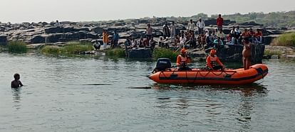 Salaghat accident, Five youths who had gone for picnic drowned in the river, bodies of three recovered, Search